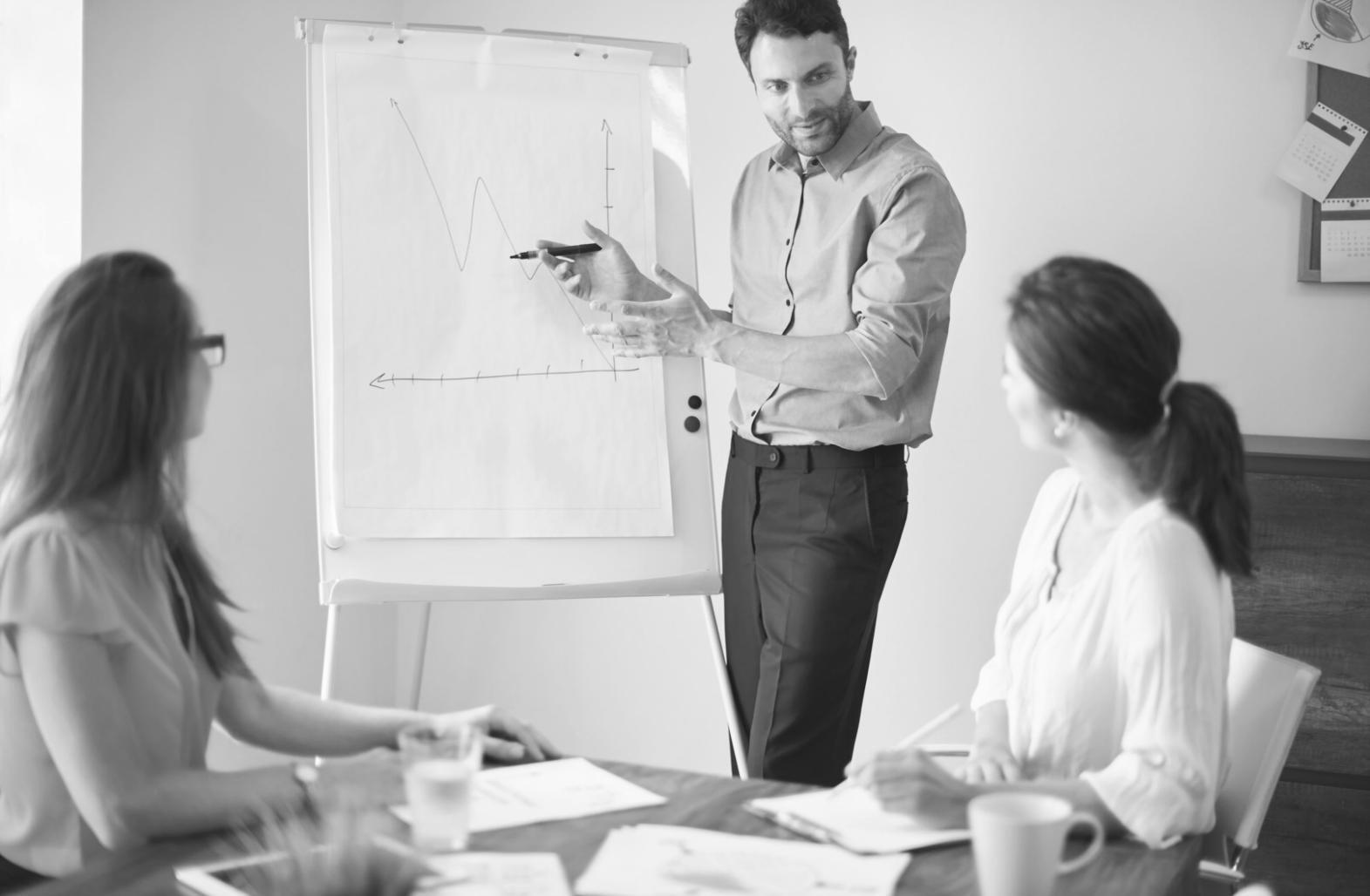 Séance de travail collaborative sur la gestion financière