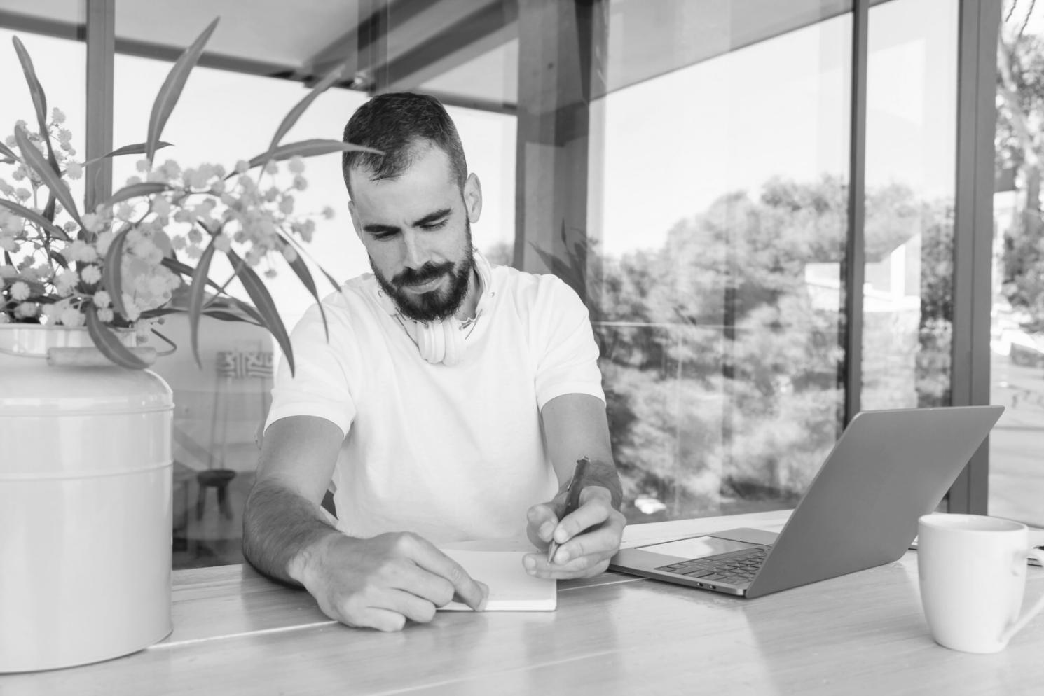 Atelier de gestion financière en cours avec participants