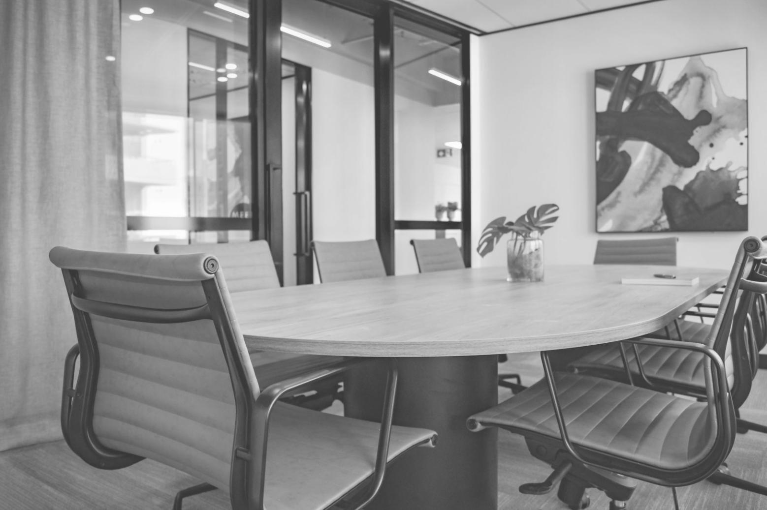 Salle de formation avec tableaux d'analyse financière et participants en discussion